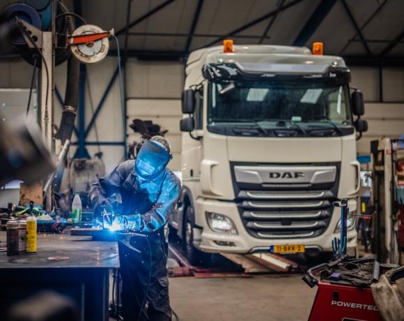 Professioneel aan het werk aan een DAF