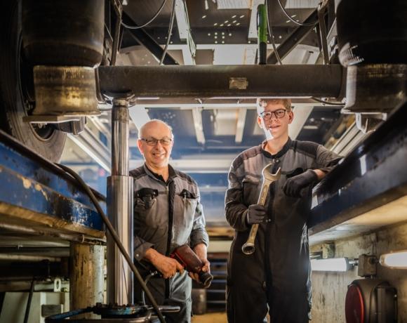 Professioneel werk aan vrachtwagens